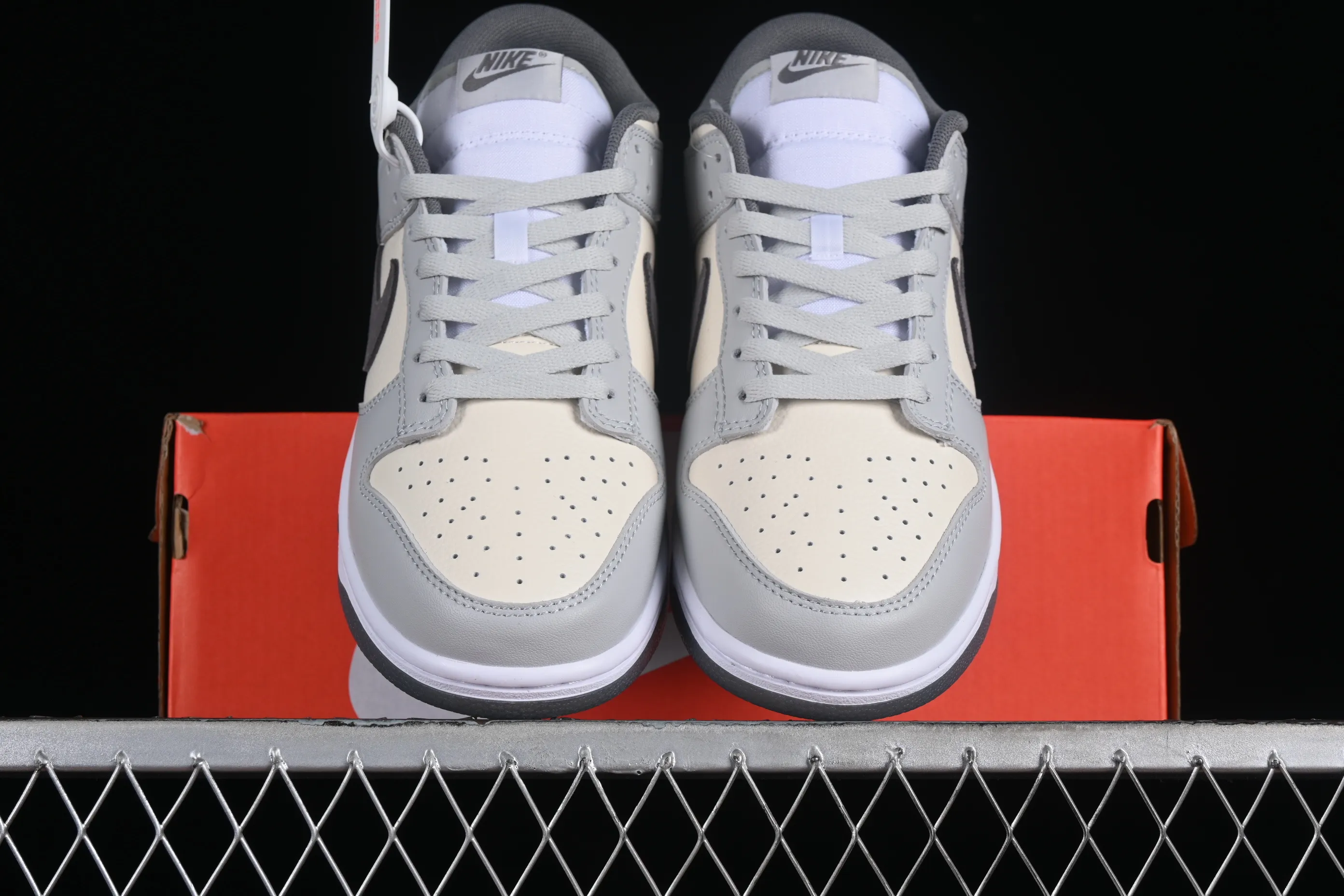 All Categories Nk SB Dunk Series Nk SB Dunk Low Low-top sneakers Nk Dunk Low "Light Carbon"​ Simple gray and white SB low-top casual sneakers FJ4188-100